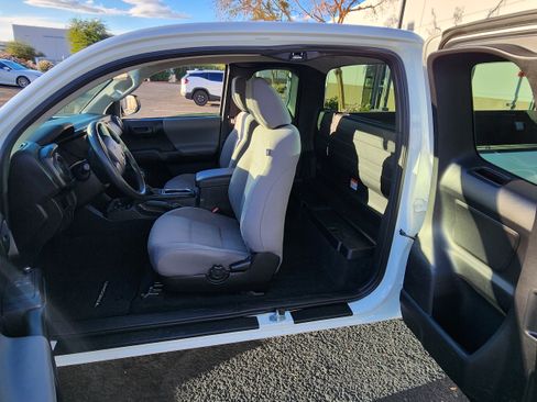 Used 2017 Toyota Tacoma 2WD Access Cab image 9