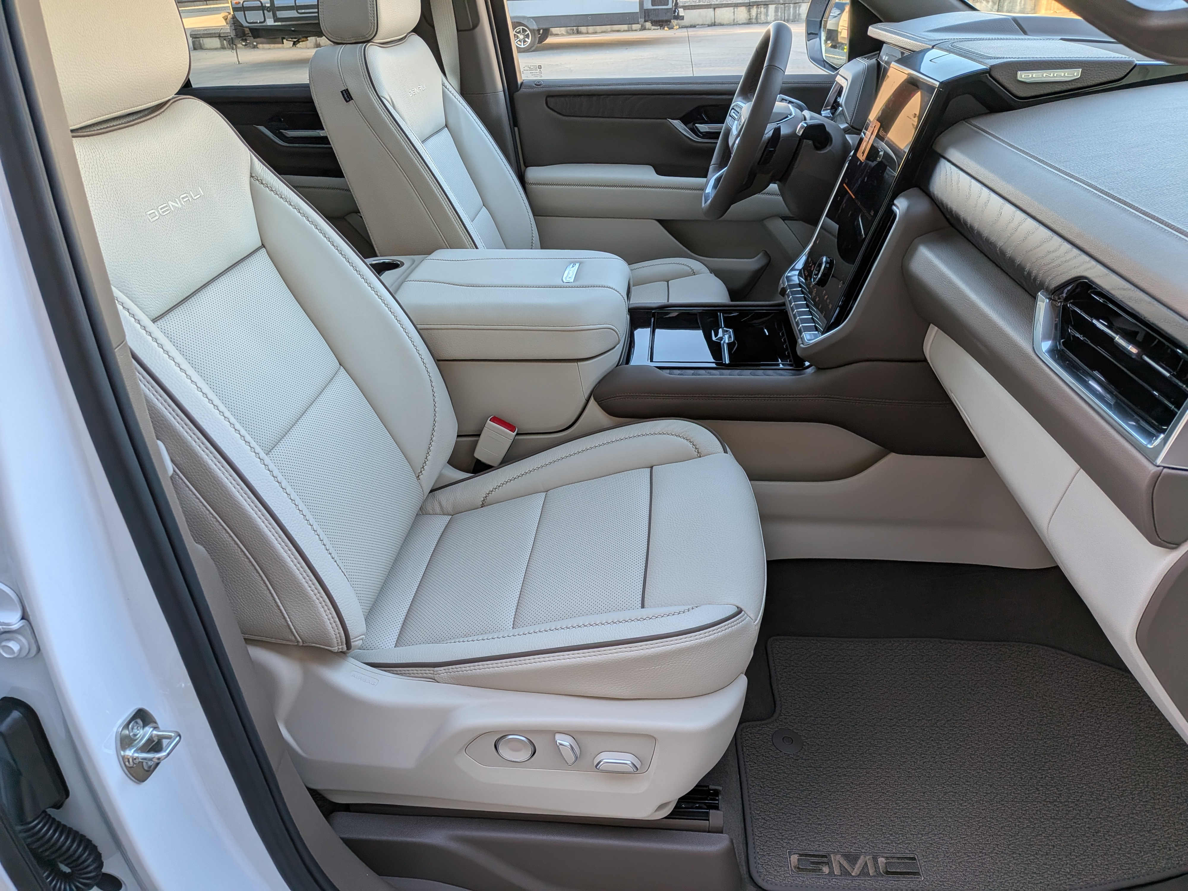 Used 2026 GMC Yukon Denali w/ Sun & Power Step Package AWD/4WD image 20