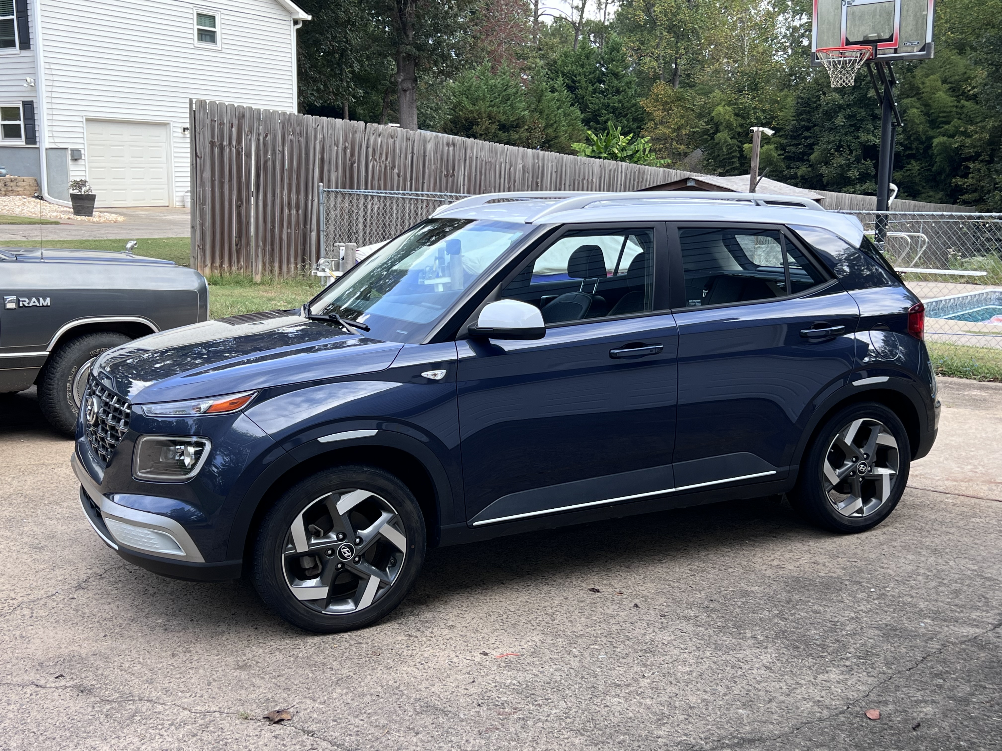 Used 2023 Hyundai Venue Limited w/ Cargo Package FWD image 4