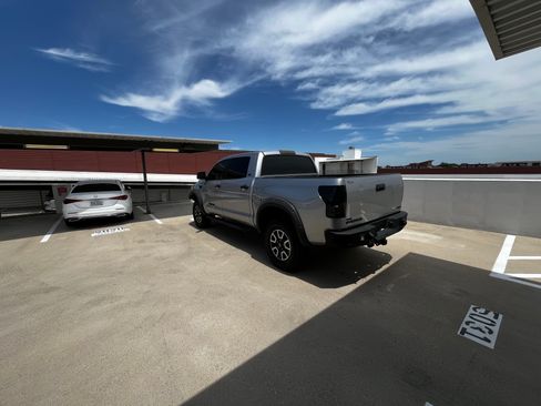 Used 2013 Toyota Tundra 4x4 CrewMax w/ SR5 Pkg image 25