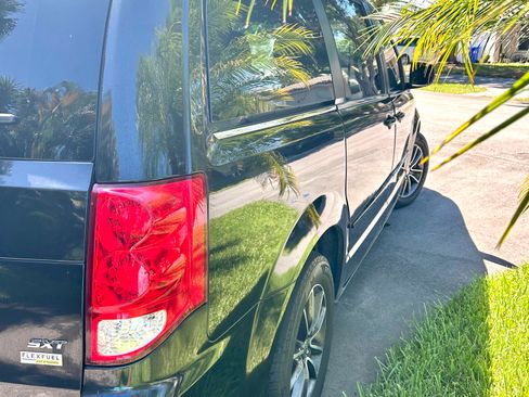 Used 2017 Dodge Grand Caravan SXT FWD image 10