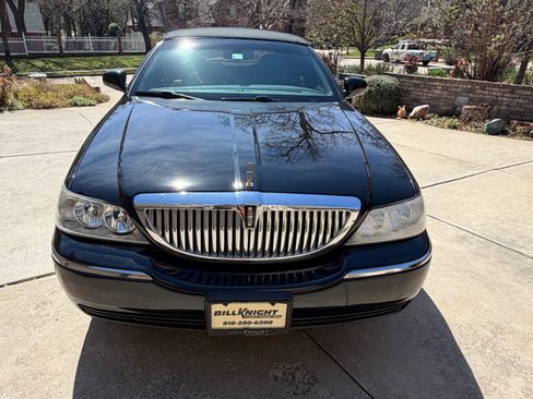 Used 2008 Lincoln Town Car Signature Limited image 4