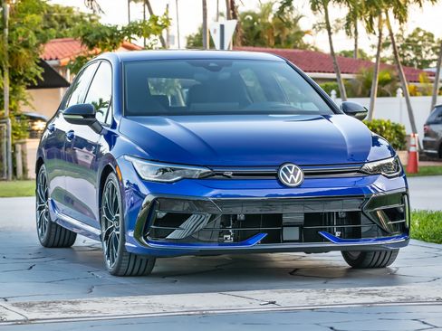 Used 2025 Volkswagen Golf w/ Euro Style Package image 17