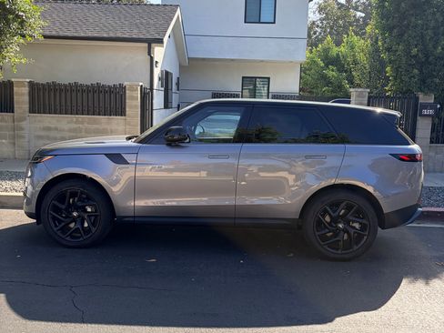 Used 2025 Land Rover Range Rover Sport SE AWD/4WD image 8