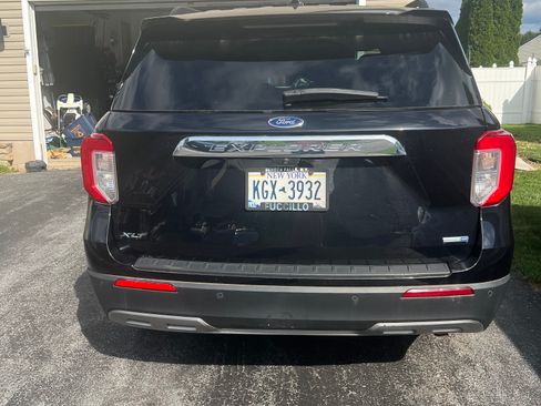 Used 2020 Ford Explorer XLT w/ Equipment Group 202A AWD/4WD image 17