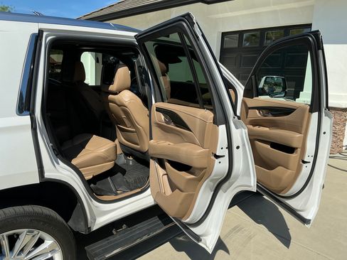 Used 2019 Cadillac Escalade Platinum image 9