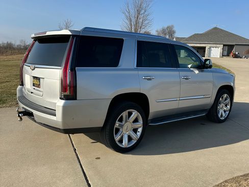Used 2018 Cadillac Escalade Luxury image 4