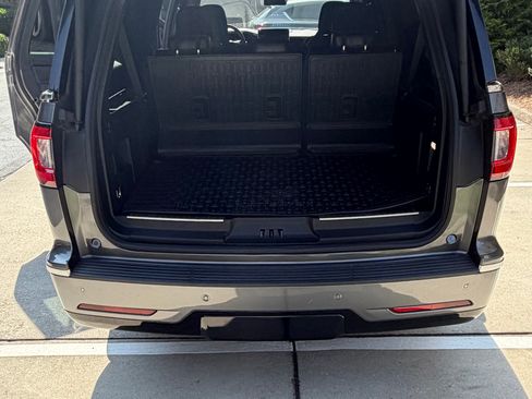 Used 2021 Lincoln Navigator L Reserve w/ Luxury Package RWD image 10