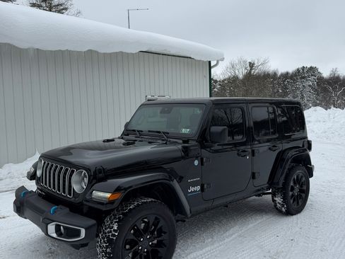 Used 2024 Jeep Wrangler Unlimited Sahara w/ Safety Group image 15