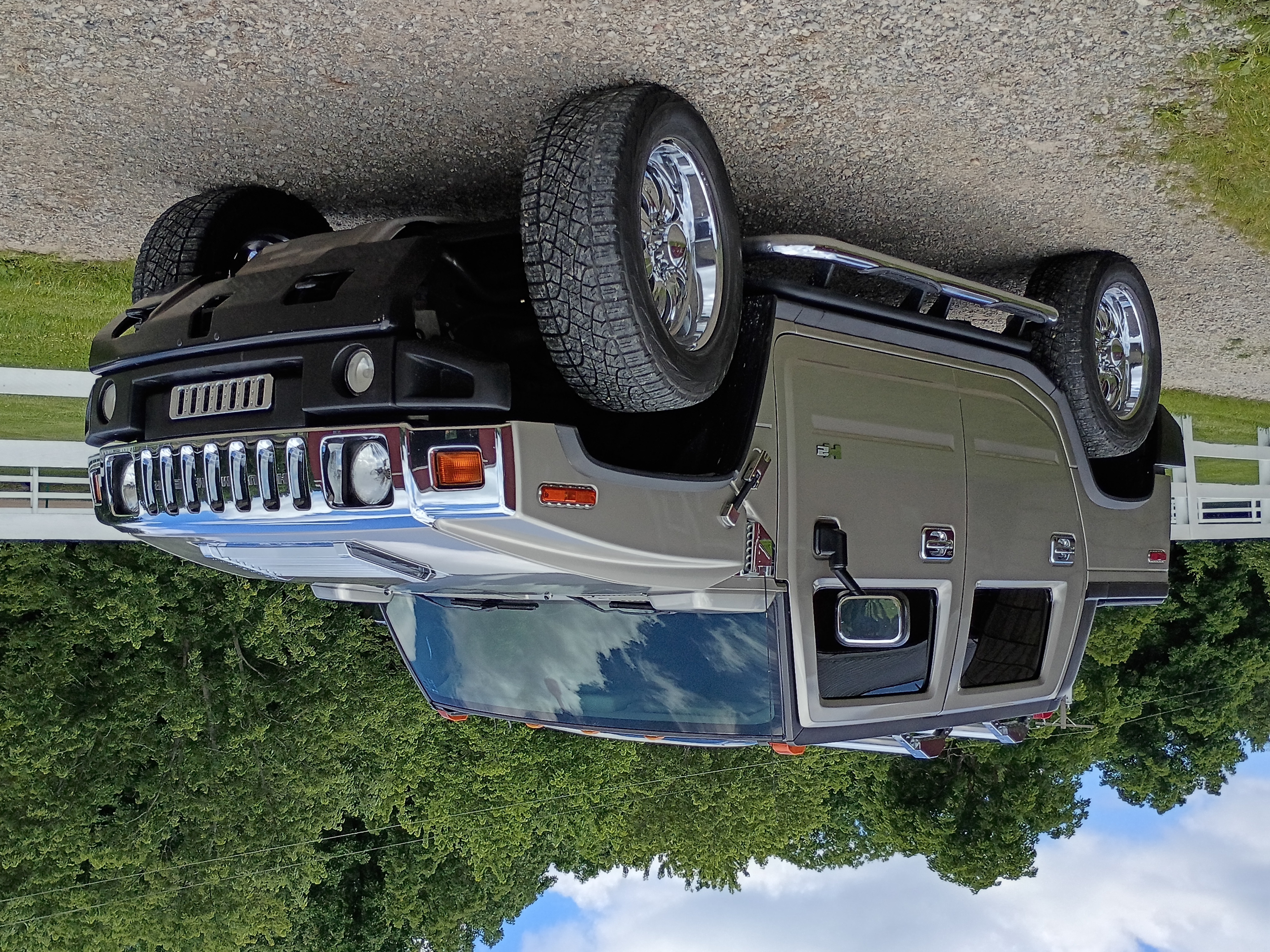 Used 2005 HUMMER H2 SUT w/ Preferred Equipment Group AWD/4WD image 1