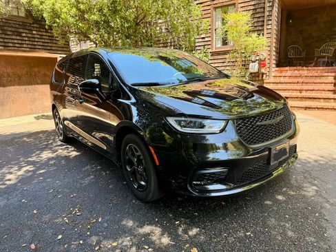 Used 2022 Chrysler Pacifica Touring-L w/ S Appearance Package FWD image 1