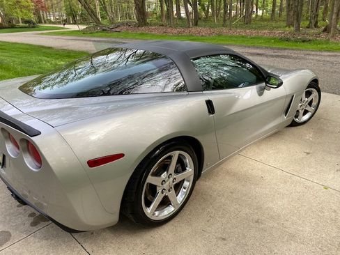Used 2006 Chevrolet Corvette Coupe w/ Performance Package RWD image 12