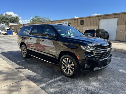 Used 2021 Chevrolet Suburban LT image 2