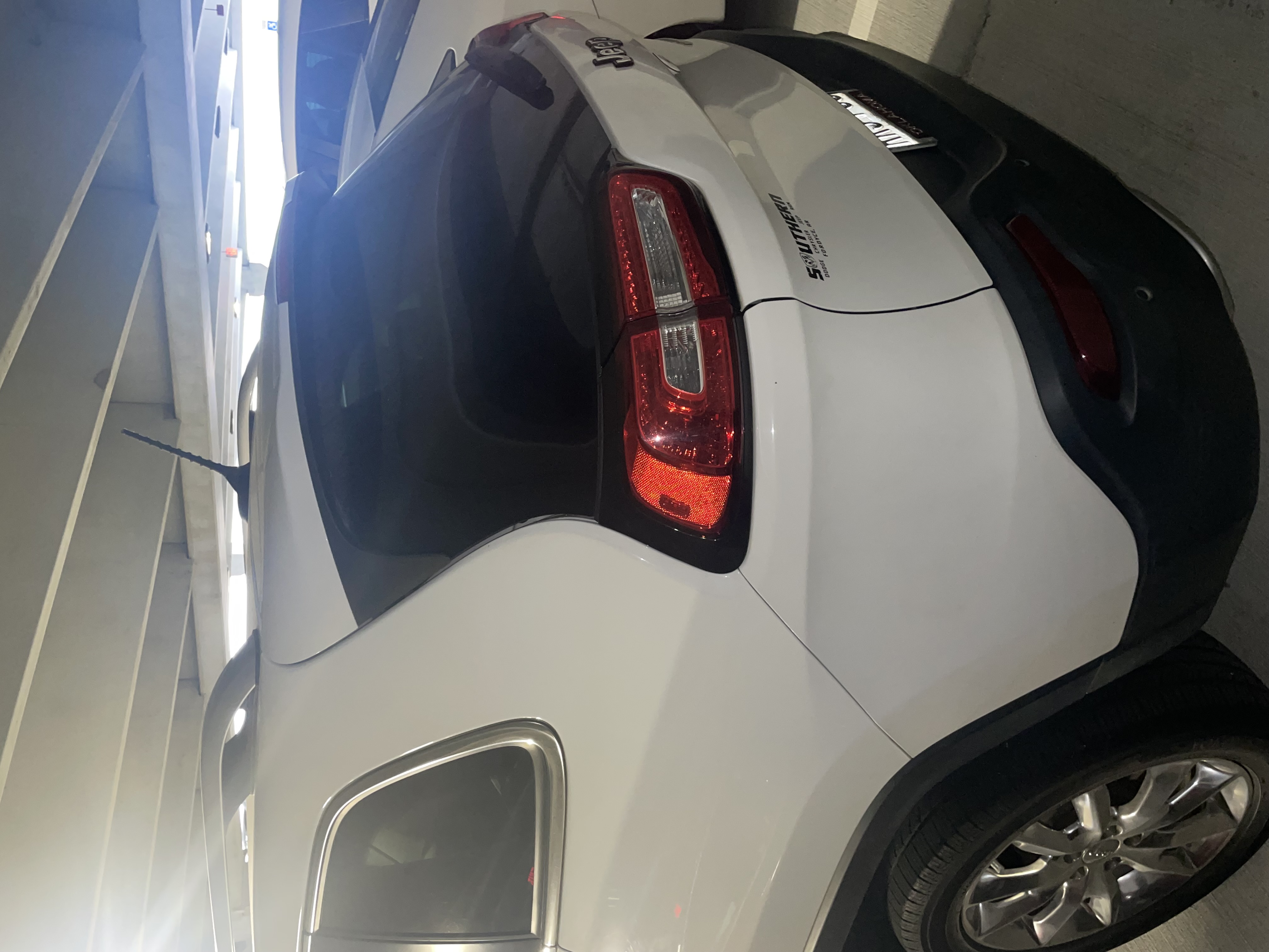 Used 2015 Jeep Cherokee Limited w/ Luxury Group FWD image 6