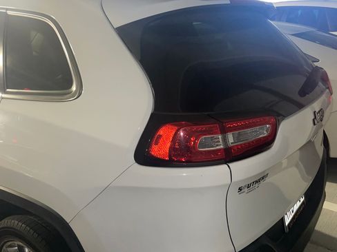 Used 2015 Jeep Cherokee Limited w/ Luxury Group FWD image 6