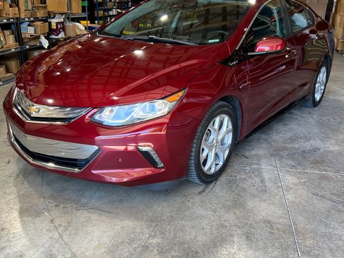 Used 2017 Chevrolet Volt Premier w/ Driver Confidence II Package FWD image 2