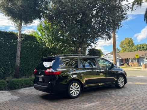 Used 2017 Toyota Sienna Limited Premium image 1