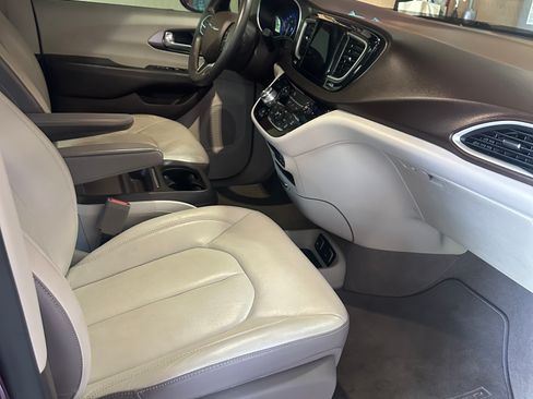Used 2017 Chrysler Pacifica Touring-L FWD image 6