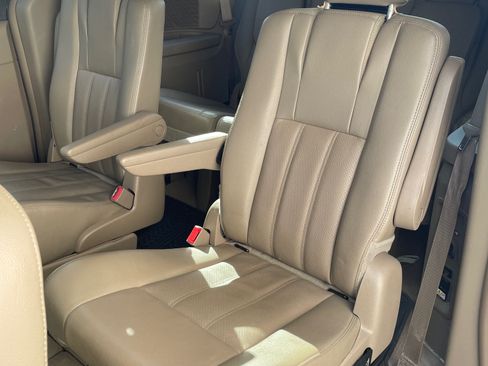 Used 2015 Chrysler Town & Country Touring-L w/ Driver Convenience Group FWD image 12