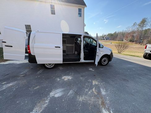Used 2023 Mercedes-Benz Metris image 6