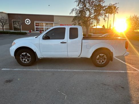 Used 2017 Nissan Frontier SV image 4