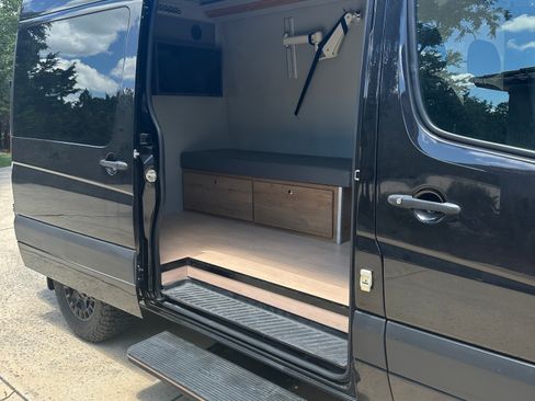 Used 2017 Mercedes-Benz Sprinter 2500 image 5