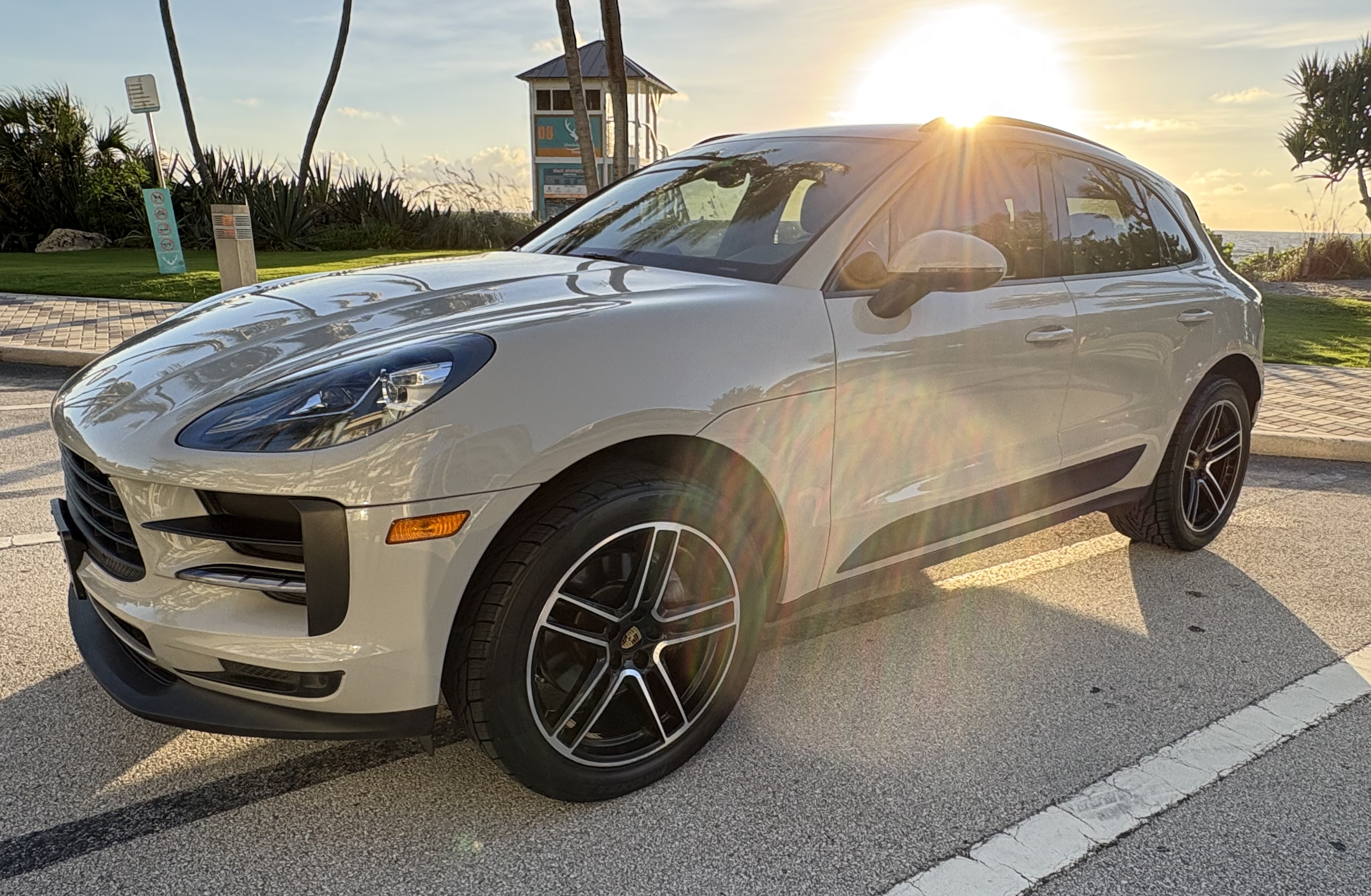 Used 2019 Porsche Macan AWD/4WD image 1