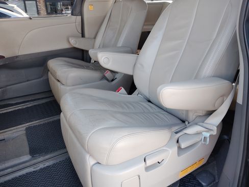 Used 2013 Toyota Sienna XLE image 10