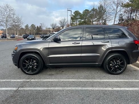 Used 2019 Jeep Grand Cherokee Altitude image 4
