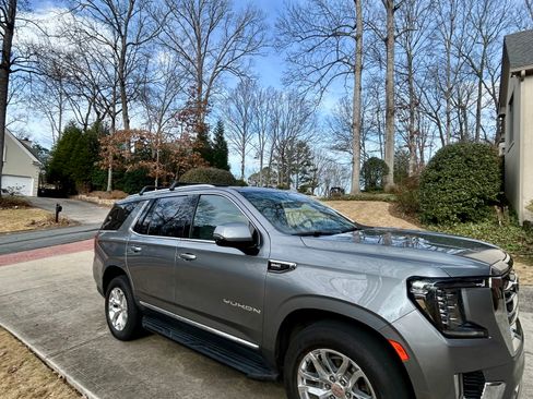 Used 2022 GMC Yukon SLT w/ SLT Premium Package image 4