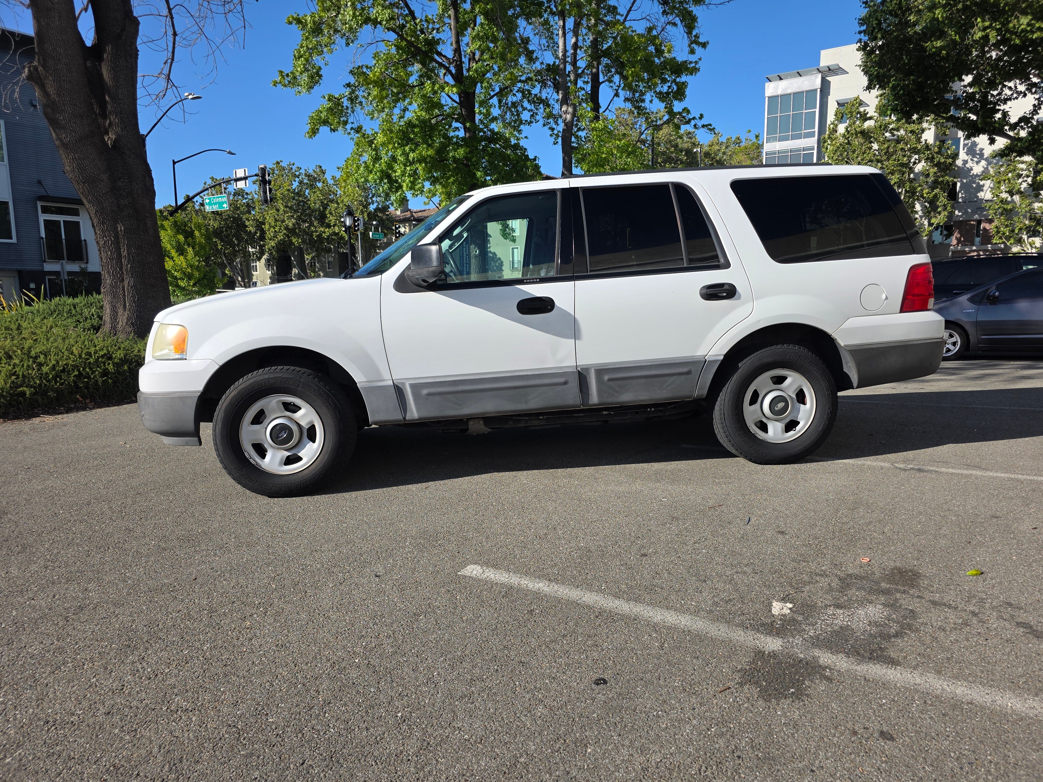 Used 2004 Ford Expedition XLT AWD/4WD image 5