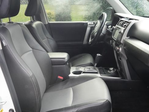 Used 2016 Toyota 4Runner SR5 Premium image 4