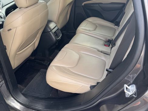 Used 2016 Jeep Cherokee Limited FWD image 12