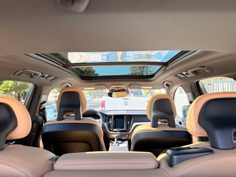 Used 2018 Volvo XC60 T6 Momentum w/ Convenience Package image 6