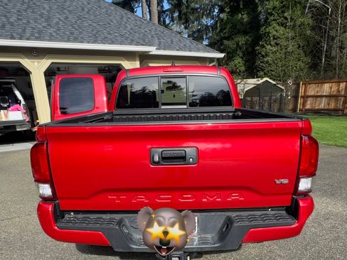 Used 2017 Toyota Tacoma TRD Sport w/ Tow Package (A/T) image 2