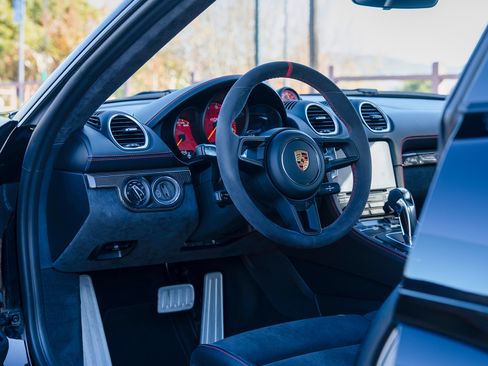 Used 2021 Porsche 718 Cayman GT4 image 17