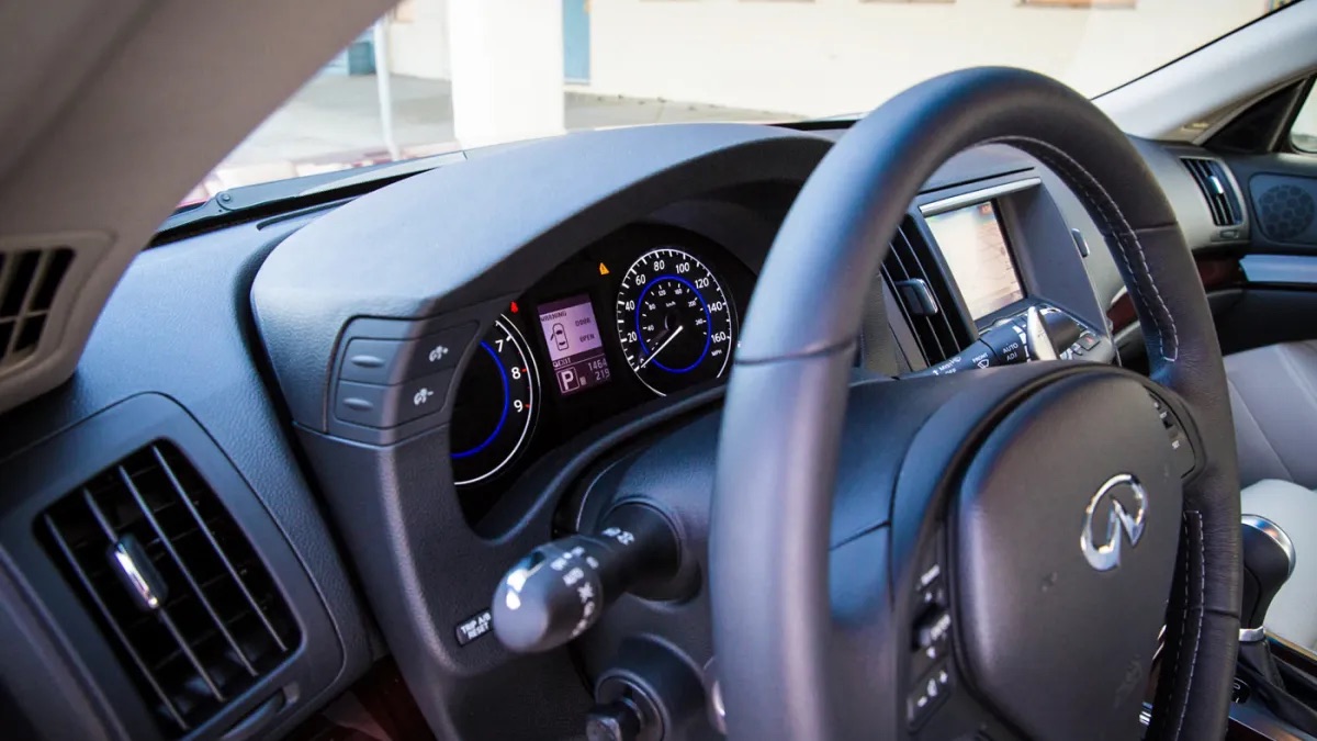 Used 2014 INFINITI Q60 Journey w/ Premium Package RWD image 2