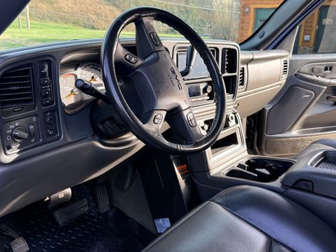 Used 2005 GMC Sierra 2500 SLT w/ Heavy-Duty Power Package image 23