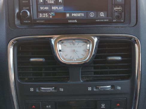 Used 2013 Chrysler Town & Country Touring-L w/ Driver Convenience Group image 10