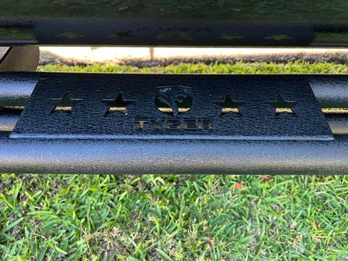 Used 2019 Nissan Titan SV w/ SV Convenience Package image 12