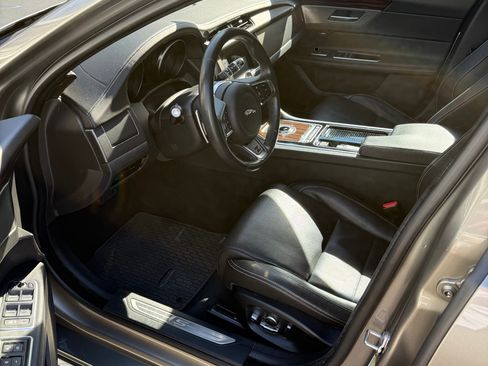 Used 2018 Jaguar XF S image 8