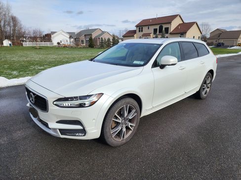 Used 2018 Volvo V90 T6 Cross Country w/ Convenience Package image 1