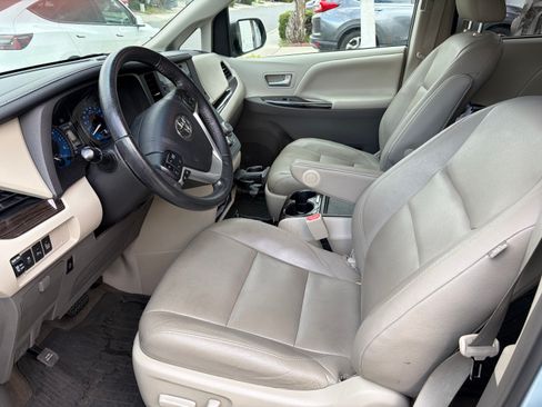 Used 2017 Toyota Sienna XLE w/ XLE Navigation Package image 11