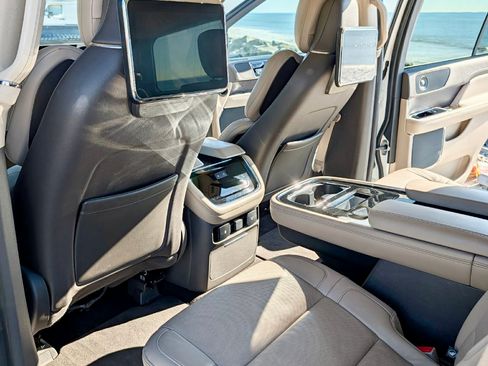 Used 2022 Lincoln Navigator Reserve image 8