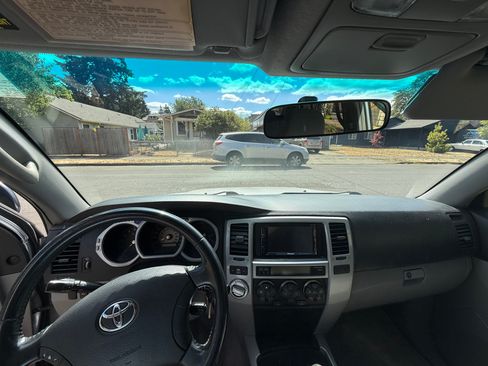 Used 2005 Toyota 4Runner SR5 AWD/4WD image 17