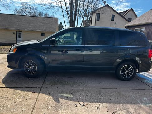 Used 2017 Dodge Grand Caravan SXT image 6