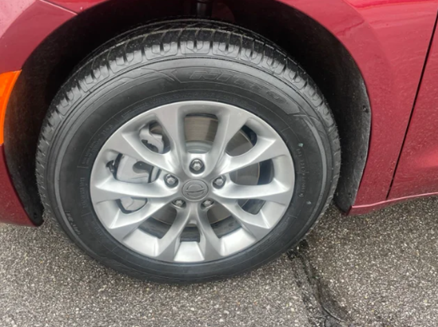Used 2023 Chrysler Pacifica Touring-L w/ Uconnect Theater Family Group AWD/4WD image 18