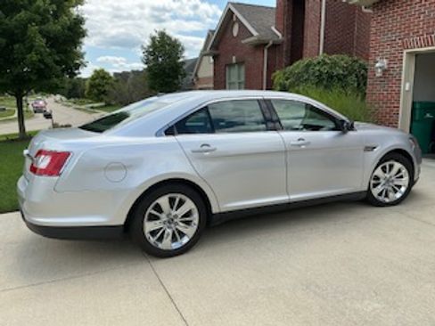 Used 2011 Ford Taurus Limited w/ 303A Rapid Spec Order Code FWD image 2