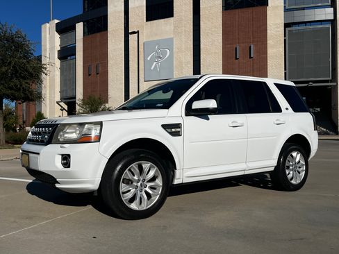 Used 2013 Land Rover LR2 HSE image 1