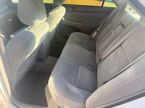 Used 2004 Toyota Camry LE image 11